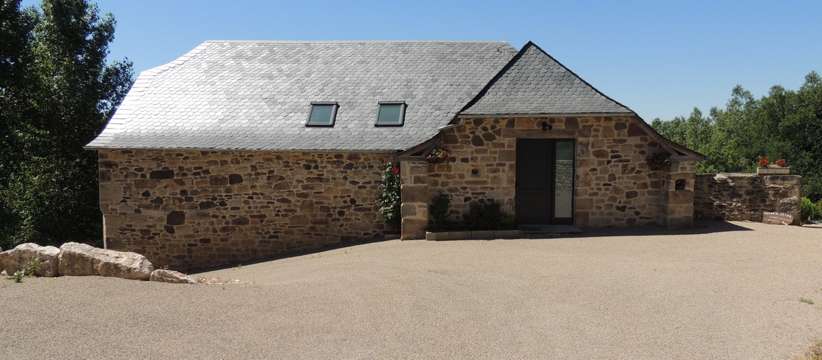 Façade et entrée du gîte La Grange