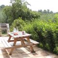 La terrasse équipée en rez de chaussée et le barbecue