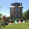 La Maison du Maître, la terrasse et le jardin fleuri