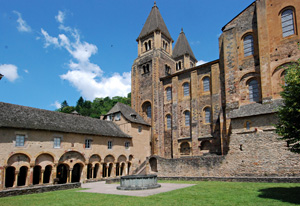 Cloître roman et abbatiale romane Sainte-Foy de Conques Cloître roman et abbatiale romane Sainte-Foy de Conques